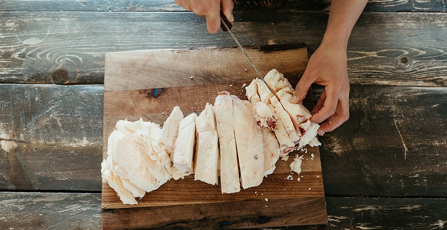 Talg som sk�rs upp p� en sk�rbr�da.