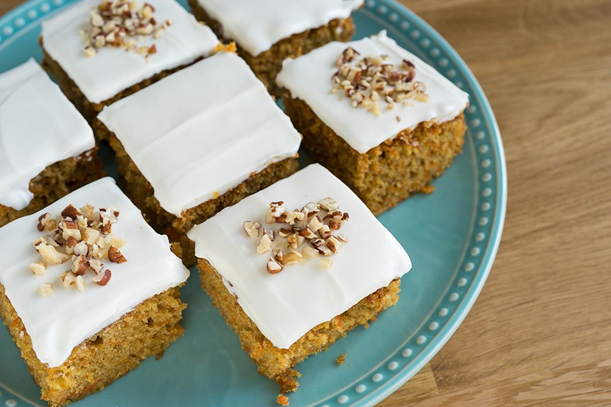 Bitar av morotskaka p� ett fat.