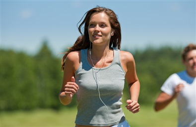 L�pare joggar utomhus