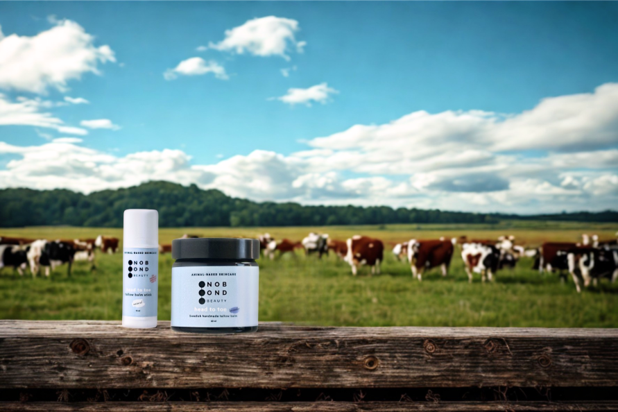 En äng med betande kor, med två produkter från No Bond Beauty på ett träunderlag i förgrunden. En äng med betande kor, med två produkter från No Bond Beauty på ett träunderlag i förgrunden.