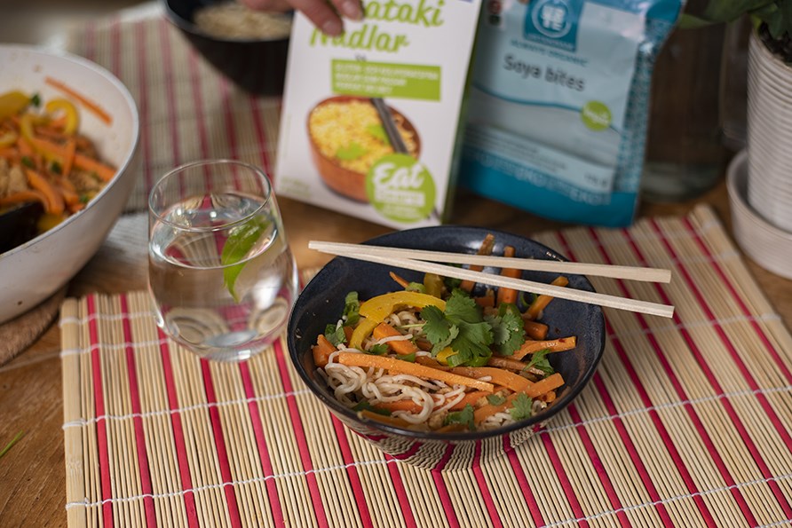 Vegansk wok i en skl med tpinnar.