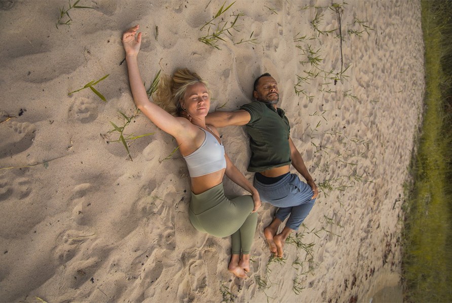 Josefine Dyall och hennes man utf�r partnermeditation, twist.