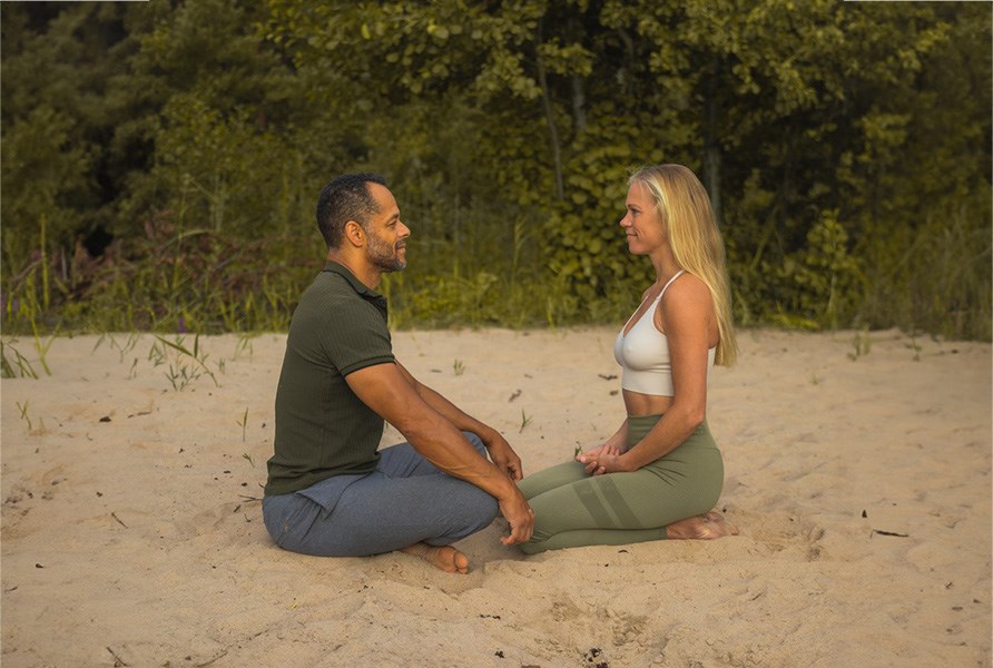 Josefine Dyall och hennes man utf�r partnermeditation, �gonkontaktsmeditation.