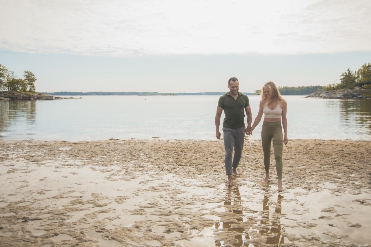 Josefine Dyal och hennes man p� en strand.