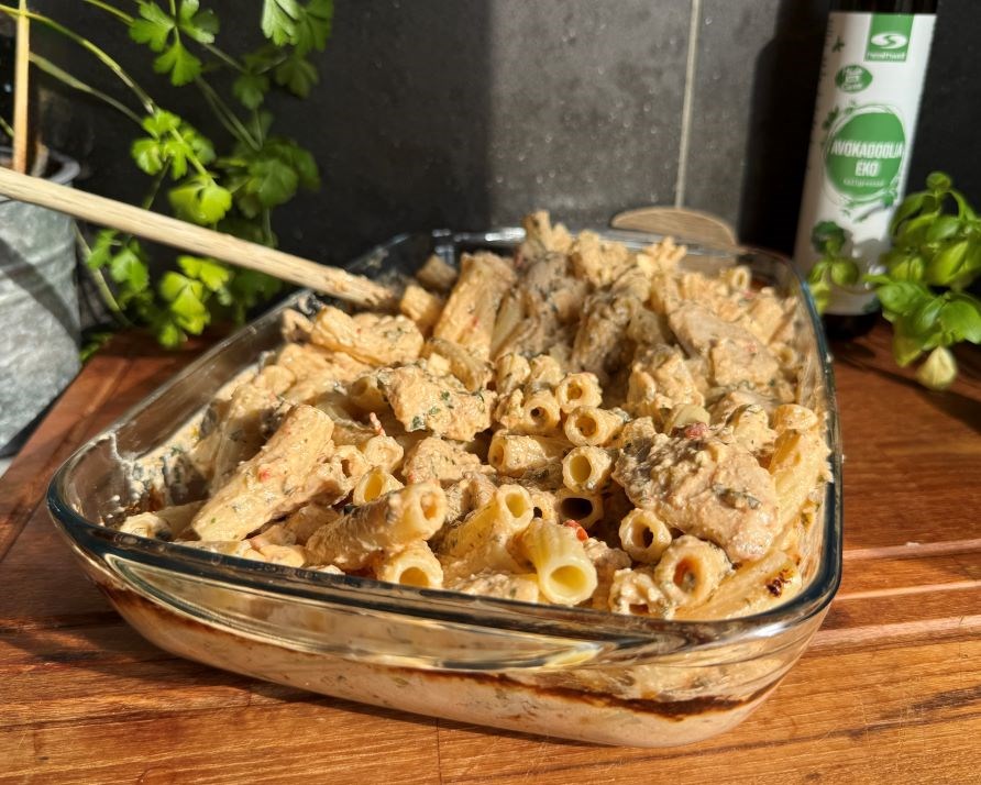 Kalorismarts kycklingpasta i ugnsform p� ett tr�bord.