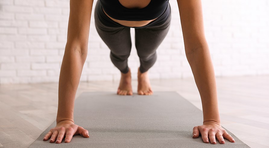 Bild p armar och ben som str p en yogamatta.