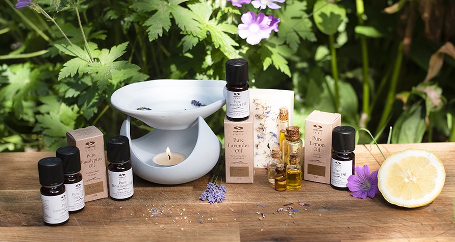 Flaskor med eteriska oljor och aromalampa