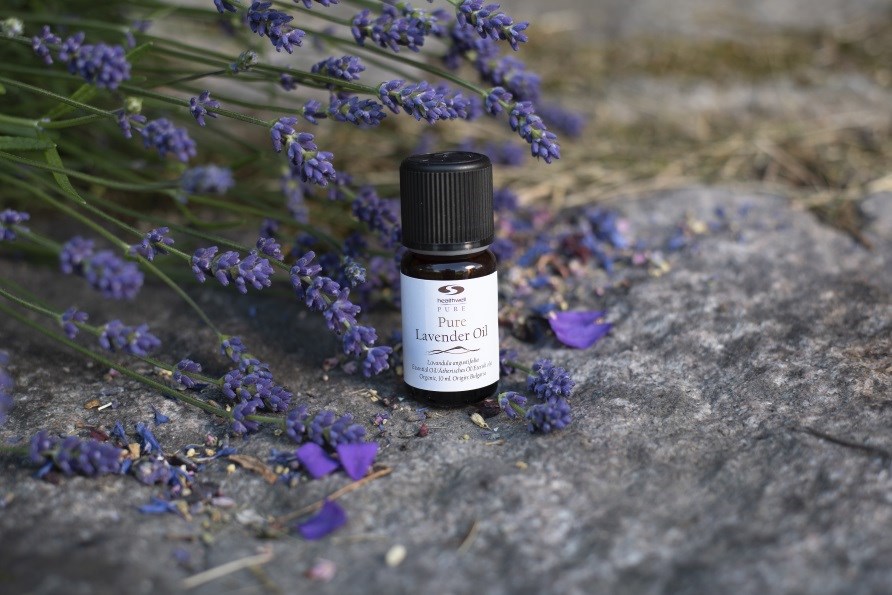 pure lavender oil med lavendelblommor, 