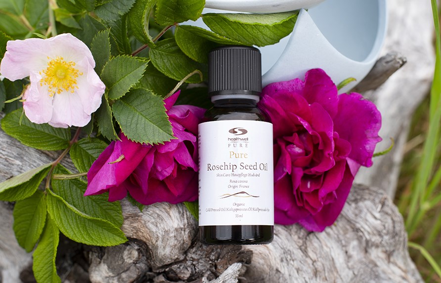 Bild p nyponfrolja och nyponrosor fr hudvrd och bad