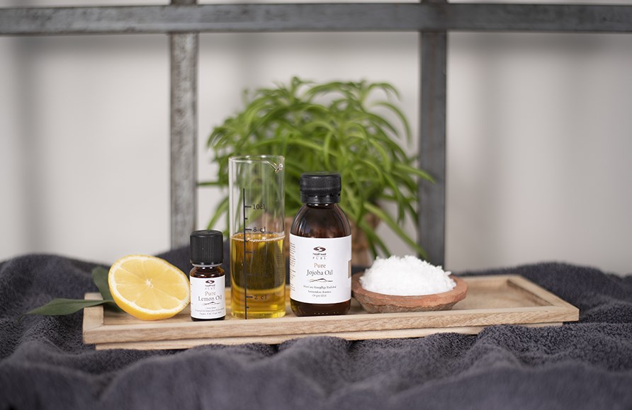Pure Citronolja och Pure Jojobaolja ska blandas till en bodyscrub