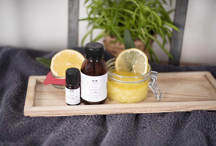 Pure Citronolja och Pure Jojoba olja str vid en frdiggjord bodyscrub.
