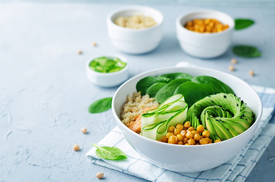 En skl med frska grnsaker.