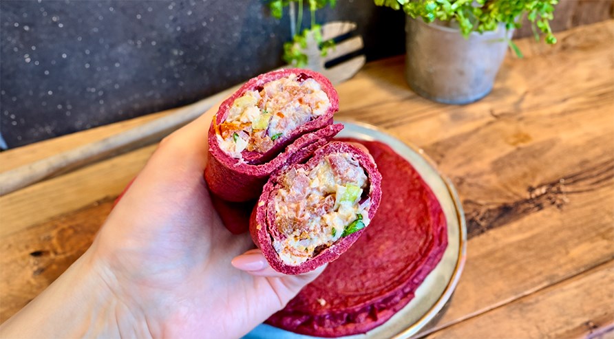 Kalorismarts gr�twraps med r�dbetspulver.