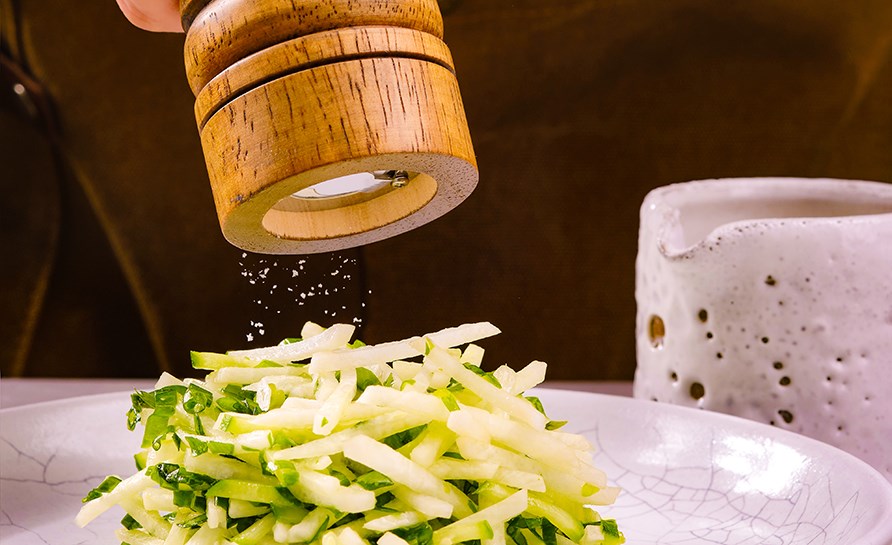 Celtic havssalt, himalayasalt, flingsalt, havssalt och en saltslev p en trbricka.