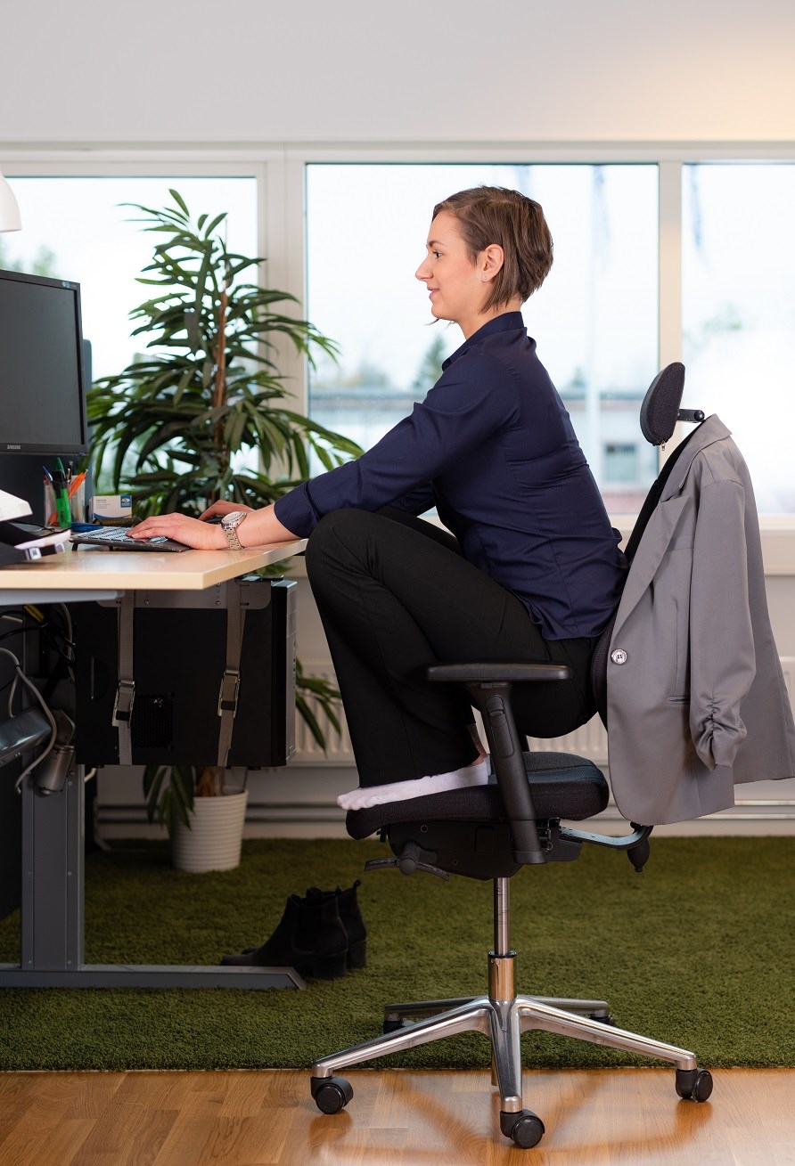 Tjej som sitter på huk på en stol. Tjej som sitter på huk på en stol.