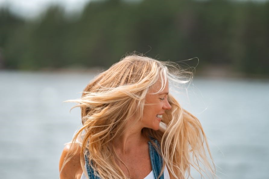 Josefine gr en aktiv meditation som kallas shaking.