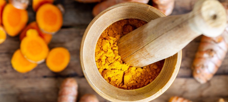 Gurkmejapulver i en trmortel