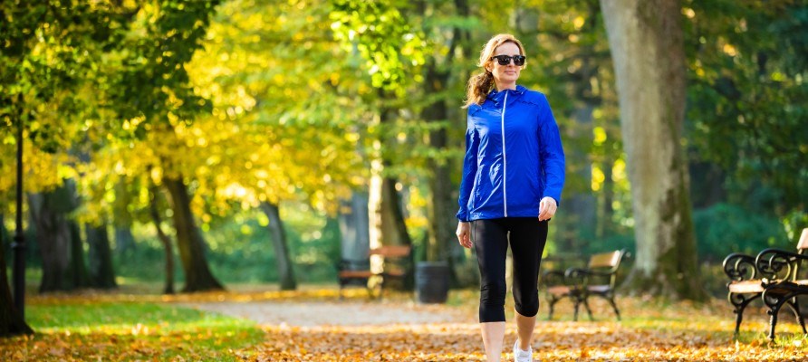 Kvinna ute p promenad