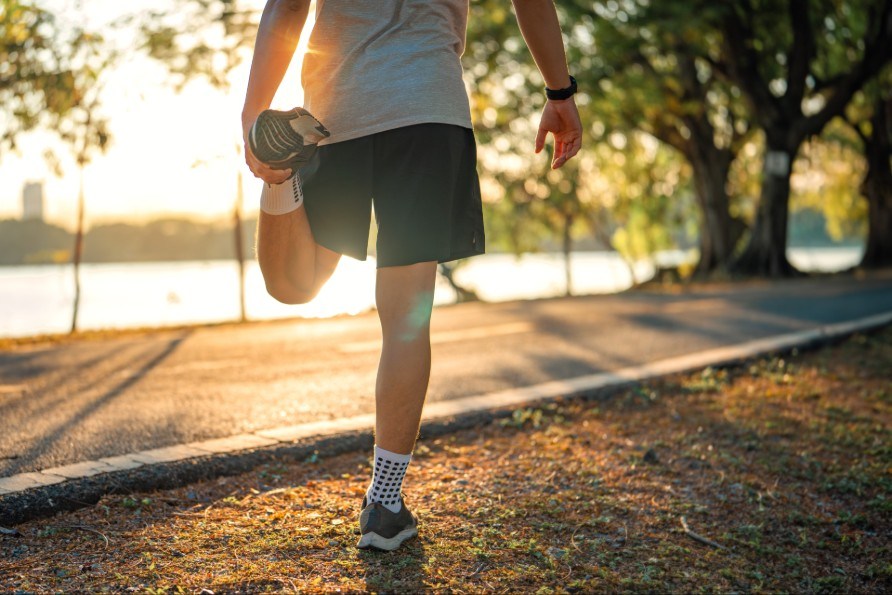 En man stretchar l�rmuskeln p� en l�prunda.