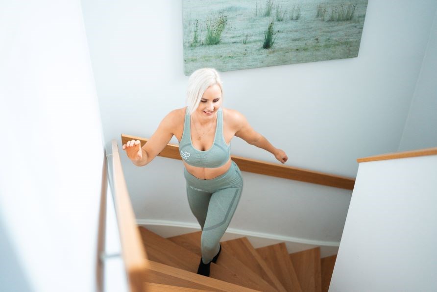 Susanna Jungblom gr uppfr en trappa.