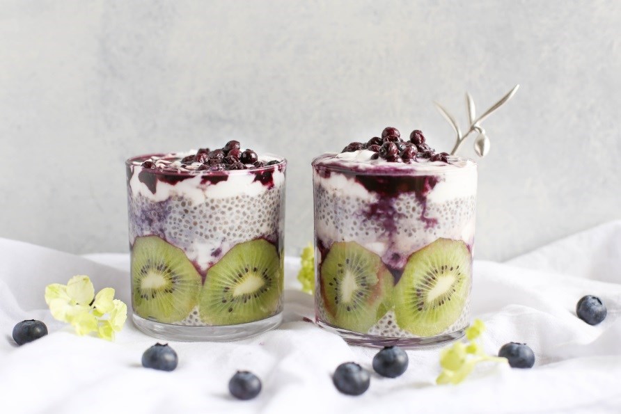 Chiapudding eller smoothie i glas med kiwi. Chiapudding eller smoothie i glas med kiwi.