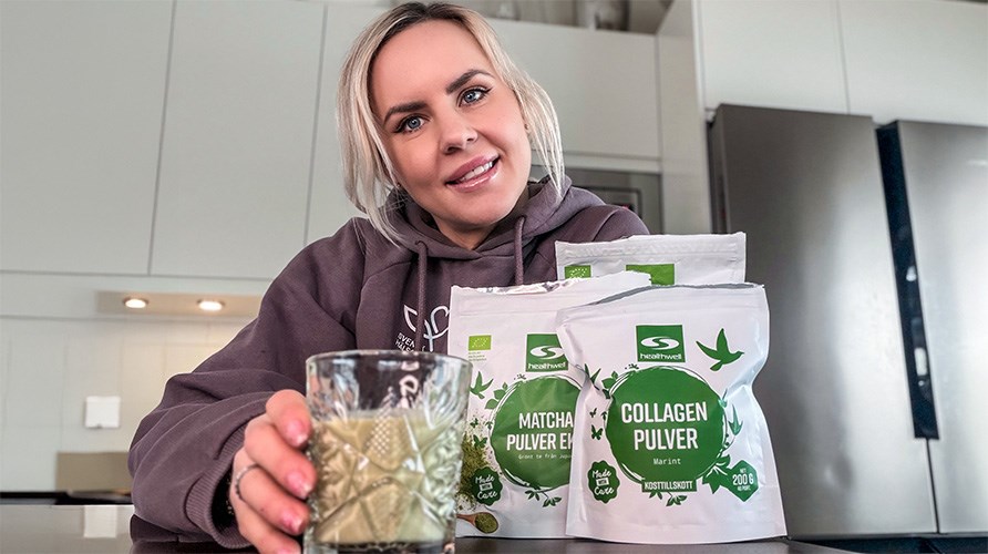 Susanna Jungblom sitter vid ett matbord, redo att dricka sin matcha-avokado-smoothie.