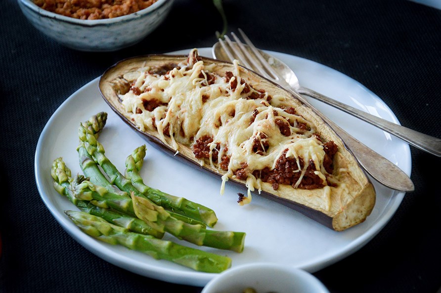 Kttfrsfylld aubergine p en tallrik. 