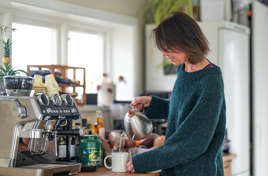 Sofia St�hl st�r vid en k�ksb�nk och h�ller upp hett vatten i en kopp.