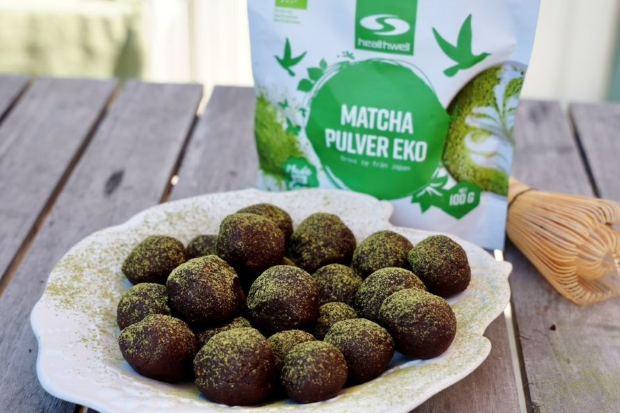 Sofia St�hls matchabollar p� ett fat, tillsammans med Healthwell Matcha Pulver EKO.