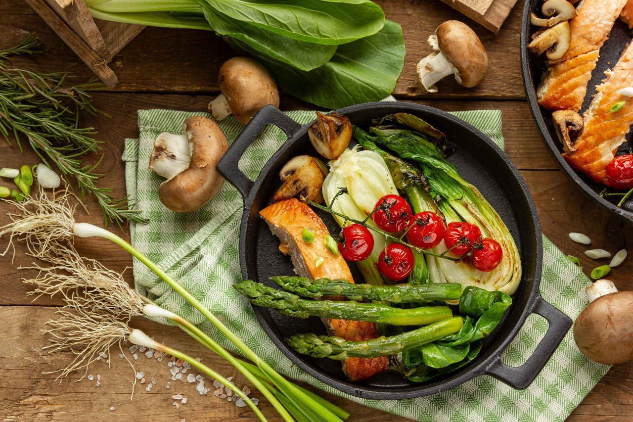 En tallrik med lax, spetskl och sparris. 