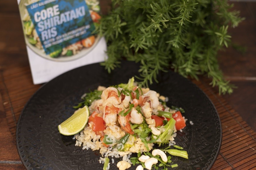 Stekt Core Shiratakiris med gg, grnsaker och rkor.