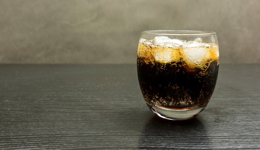 Bild p� ett glas med cola.