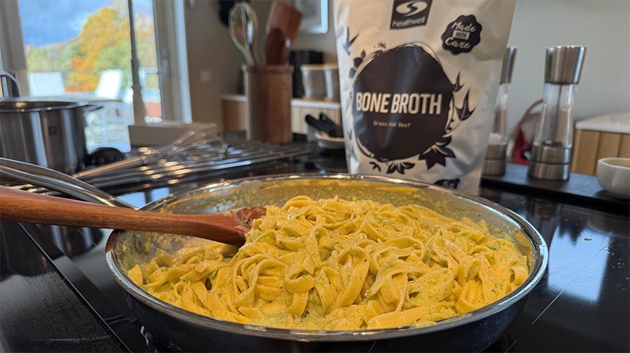 Susanna Jungbloms broccolipasta med benbuljong och en f�rpackning Healthwell Benbuljong Pulver Gr�sbetat p� en k�ksb�nk.