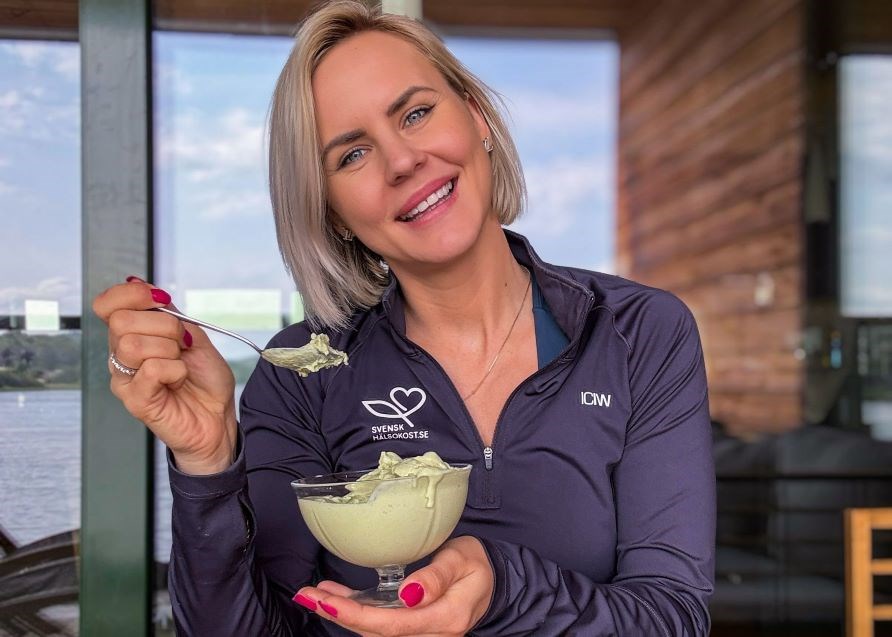 Susanna Jungblom hller i en skl med matchaglass.