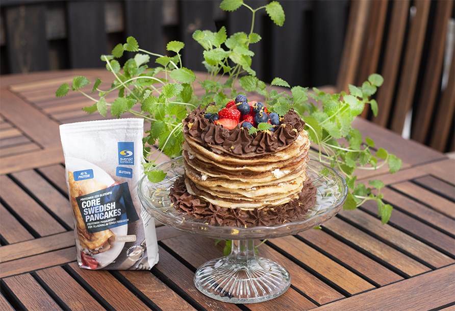 Bild p pannkakstrta toppad med chokladfrosting, jordgubbar och blbr.