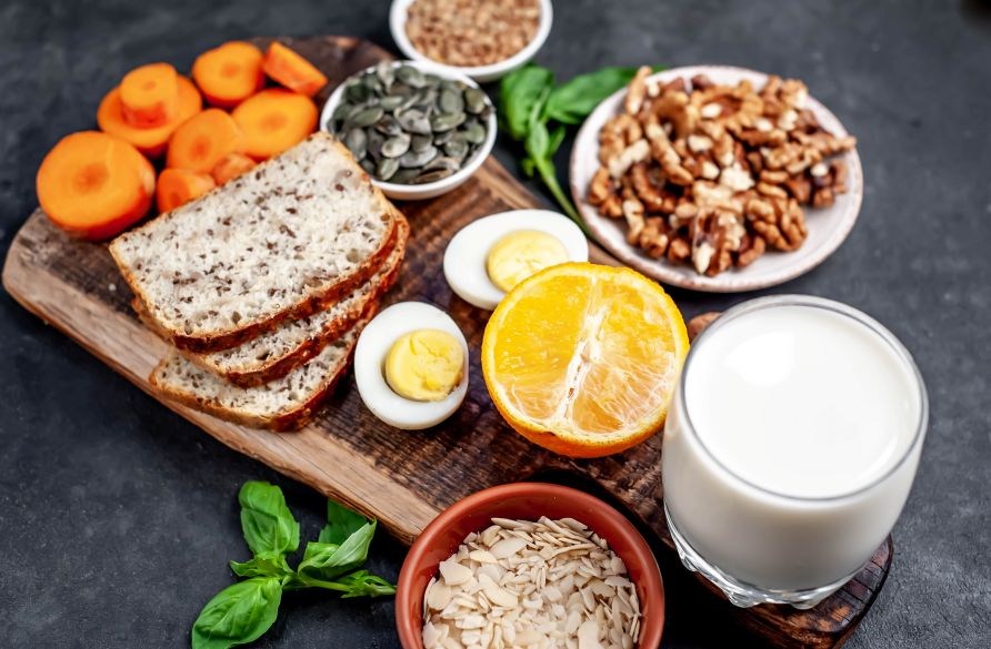 En tr�bricka med livsmedel som �r rika p� vitaminet tiamin.