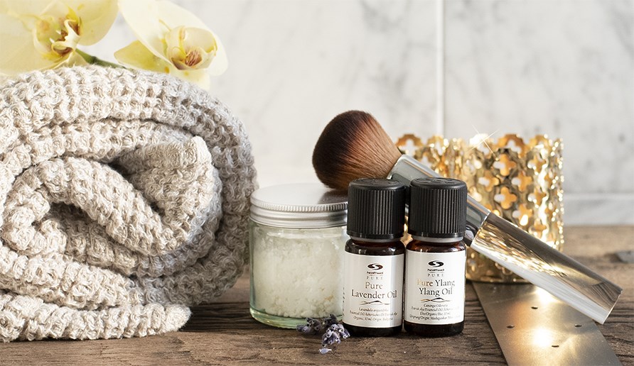 En burk med torrschampo bredvid PURE Lavendelolja EKO och PURE Ylang Ylang EKO En burk med torrschampo bredvid PURE Lavendelolja EKO och PURE Ylang Ylang EKO