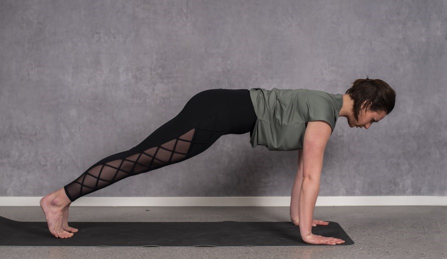 kvinna str i planka p en matta