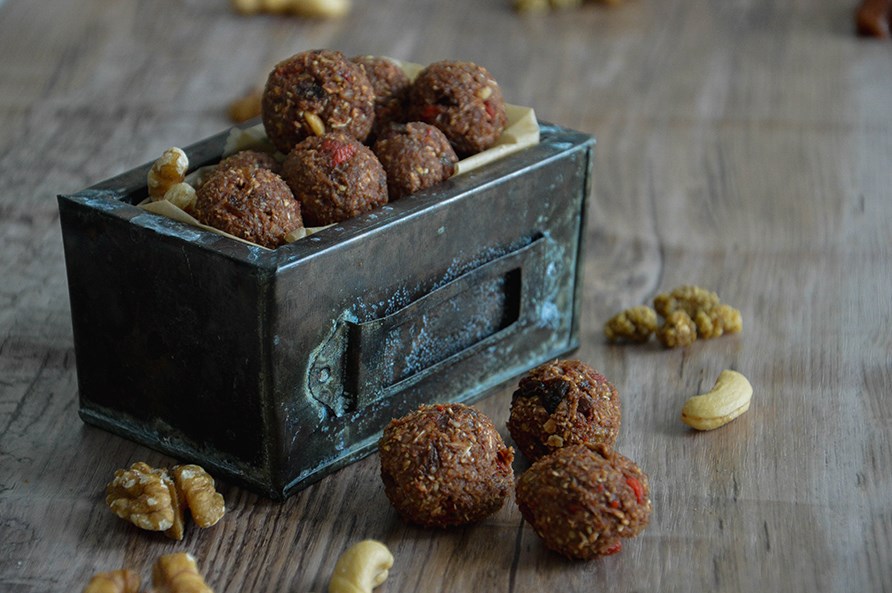 Lda fylld med sm energibollar.