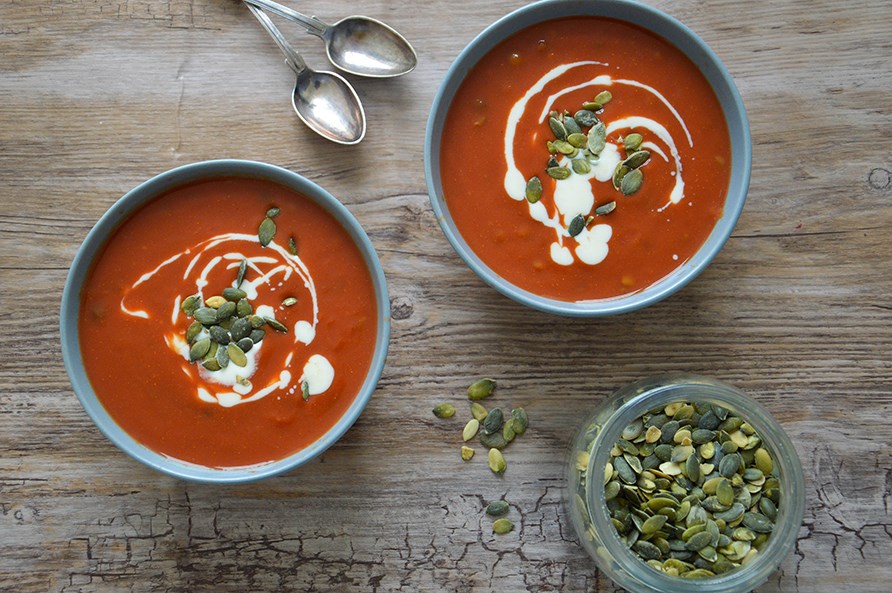 Sklar med tomatsoppa med linser.