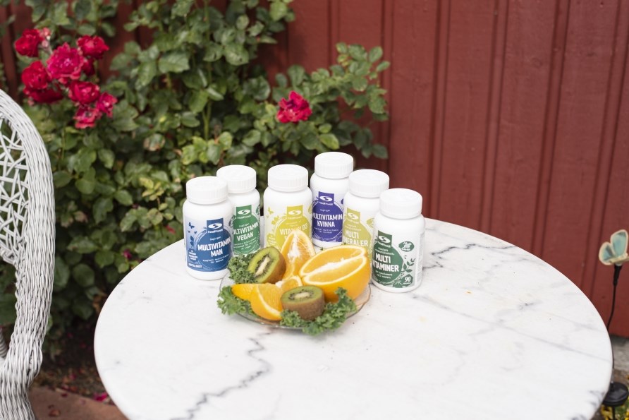 Olika multivitaminer p� ett bord.