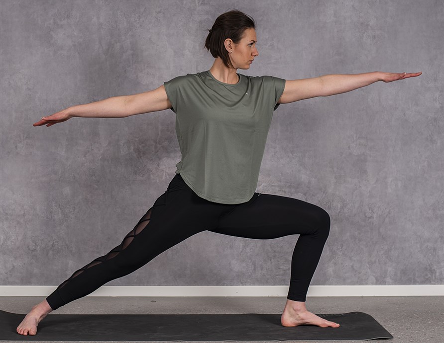 Kvinna utfr yogavningar