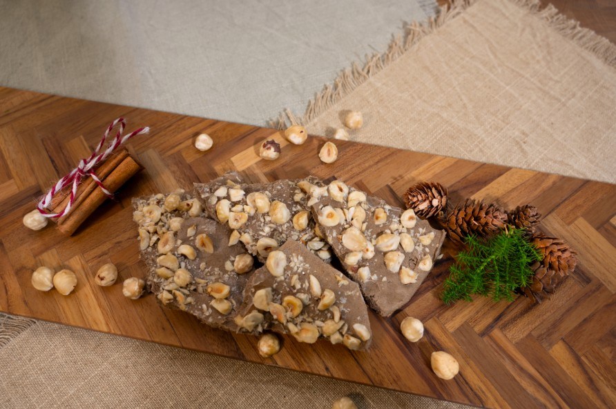 Julig yoghurtbrck p en skrbrda, med kanelstnger och kottar.