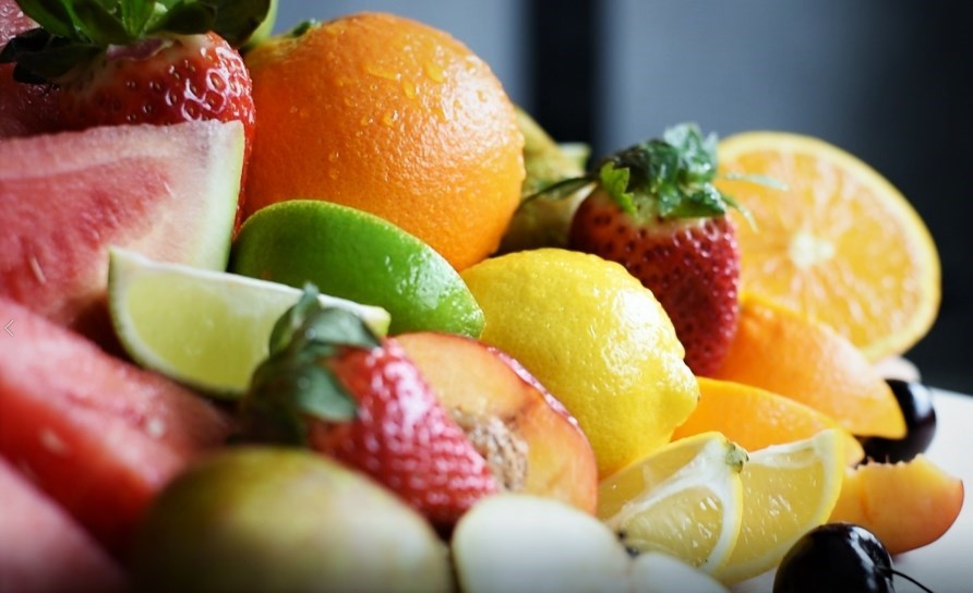Olika frukter som r rika p vitaminer. 